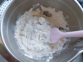 2. 将黄油切成小块，拌入低筋粉中。