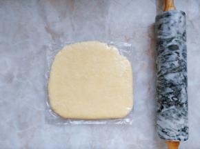 3. 用冷水融化糖和盐，倒入黄油和面粉中，用手揉匀成团，擀成厚片后装入密封袋中，入冰箱冷冻10分钟。
