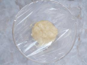 5. 将蛋黄、细砂糖、玉米淀粉和牛奶混合，小火加热并不停搅拌，直到粘稠状态后离火，加入香草精搅匀，盖好保鲜膜，放入冰箱冷藏。