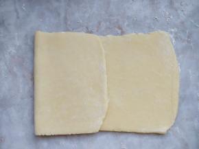 6. 开酥：把冷冻的酥皮面团横向擀平成长方形，如图进行三折。