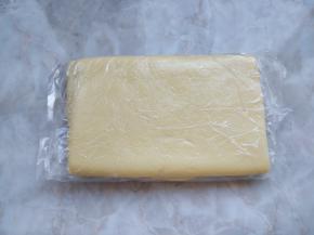 8. 把折好的酥皮装入保鲜袋，入冰箱冷冻松弛半小时。