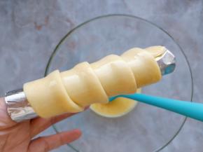 14. 装饰：把装饰用的鸡蛋和牛奶混合均匀，刷在号角酥上。