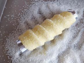 15. 再在砂糖中滚一下，抖掉多余的部分（砂糖不是越多越好，底部无需粘糖，以免烘烤的时候融化变色）。