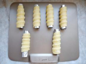 16. 将号角酥放在不粘烤盘上，每个中间留出一点儿膨胀空间。