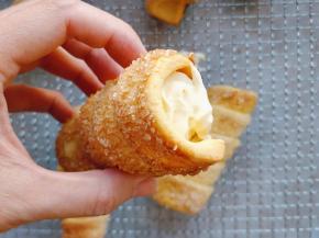 19. 抽出锡纸筒，将卡仕达奶油馅装入剪口裱花袋，挤入中间即可。