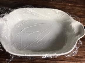 盘底铺上保鲜膜