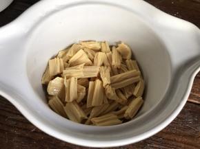 把泡发的腐竹洗净，切段装入蒸碗