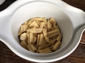 把泡发的腐竹洗净，切段装入蒸碗