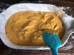 把南瓜糊倒入保鲜膜的盘里