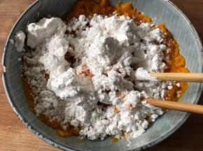 加入木薯粉拌匀成糊状