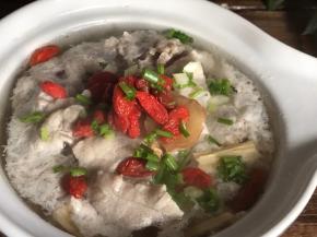 出锅后撒上葱花和枸杞，拌匀即可