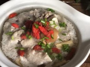 出锅后撒上葱花和枸杞，拌匀即可