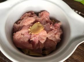 加入腌制好的瘦肉和姜片