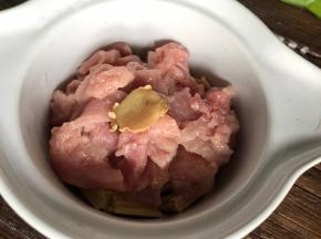 加入腌制好的瘦肉和姜片