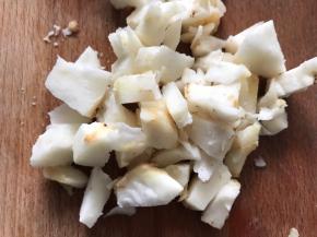 马蹄去皮洗净，切碎