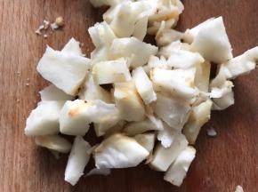 马蹄去皮洗净，切碎