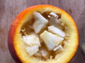 把鲜橙汁倒入马蹄内