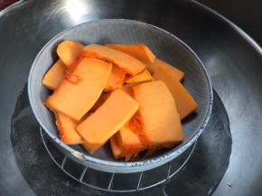 南瓜去皮洗净，切片装碗，放入开水锅中蒸熟