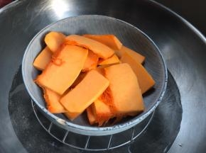 南瓜去皮洗净，切片装碗，放入开水锅中蒸熟