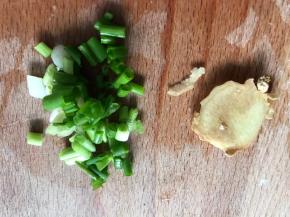 葱花和姜片备用