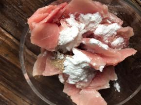 装入容器中，加入料酒、胡椒粉、盐、淀粉搅拌腌制一会