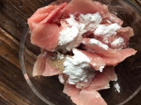 装入容器中，加入料酒、胡椒粉、盐、淀粉搅拌腌制一会