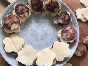 摆入盘中，上面再铺上一片香肠