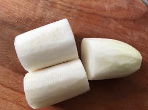 萝卜去皮洗净，切5-7厘米长的段