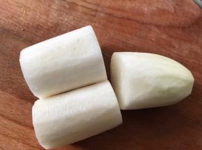 萝卜去皮洗净，切5-7厘米长的段