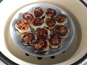 再把香肠豆腐干放入蒸格里