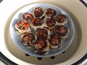 再把香肠豆腐干放入蒸格里