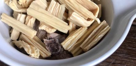 腐竹排骨一同放入蒸碗中