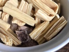 腐竹排骨一同放入蒸碗中