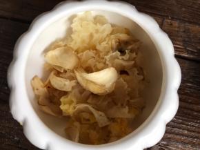 泡发好的银耳和百合洗净，放入蒸碗