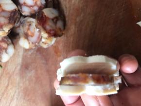 放入一片香肠夹在豆腐干中间