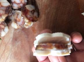 放入一片香肠夹在豆腐干中间