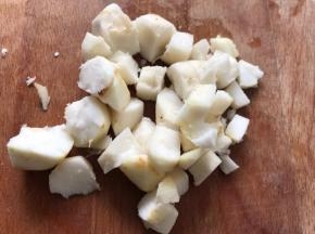 马蹄洗净去，皮切碎备用