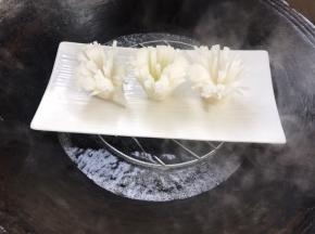 放入开水锅中，蒸8-10分钟