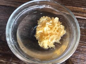 用冷水泡发银耳
