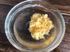 用冷水泡发银耳