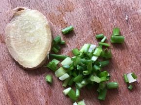 备好姜片和葱花