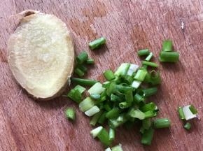 备好姜片和葱花