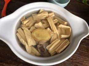 加入盐、姜片和适量清水