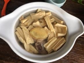 加入盐、姜片和适量清水