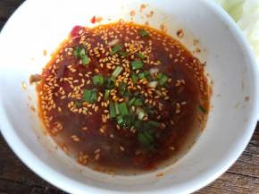 把所有的调料放入碗中，再把蒸好的萝卜花取出，把汤汁倒入碗中，拌匀