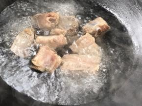 排骨焯水捞出沥干水分