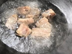 排骨焯水捞出沥干水分