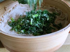 拌均匀的米粉茼蒿直接倒在屉布上，用筷子稍稍整理均匀，但不要压，让茼蒿保持松散的状态。