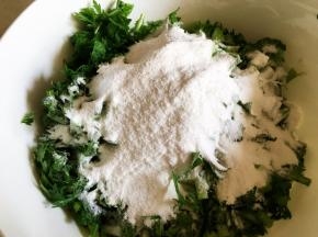 将切成1.5厘米小段的茼蒿加上大米粉。