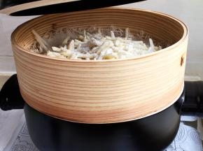 放上蒸屉，盖盖。